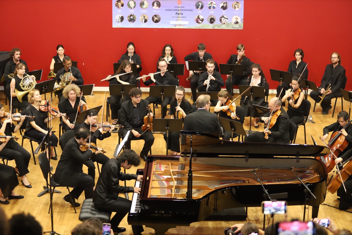 Soloist at the piano with the festival orchestra, under the Paris edition banner